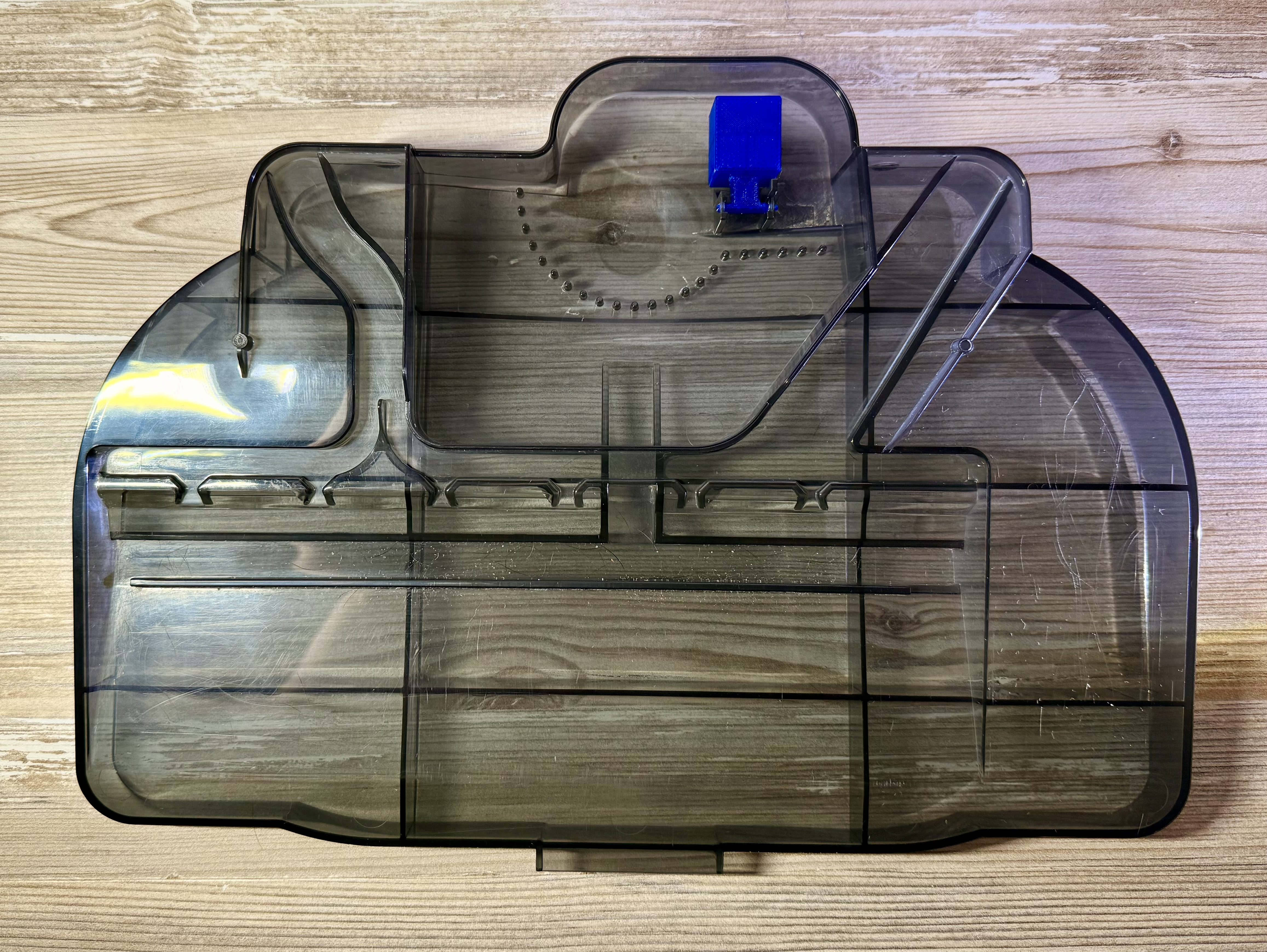 Eingebauter blauer Ersatz-Schwimmer in einer Ecovacs X8 Wasserwanne
